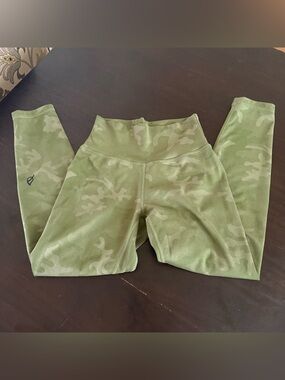 P'tula Olive Camo High-Waist Leggings size Small